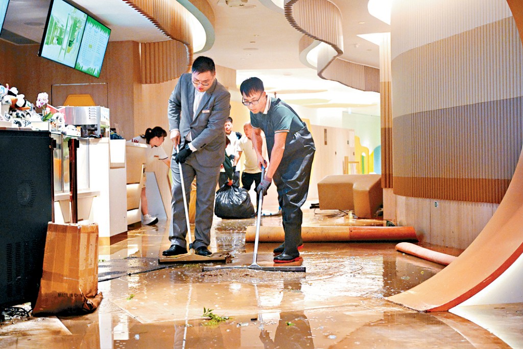 香港富麗敦海洋公園酒店在「樺加沙」襲港期間，遭巨浪沖破玻璃門，大量海水湧入大堂。