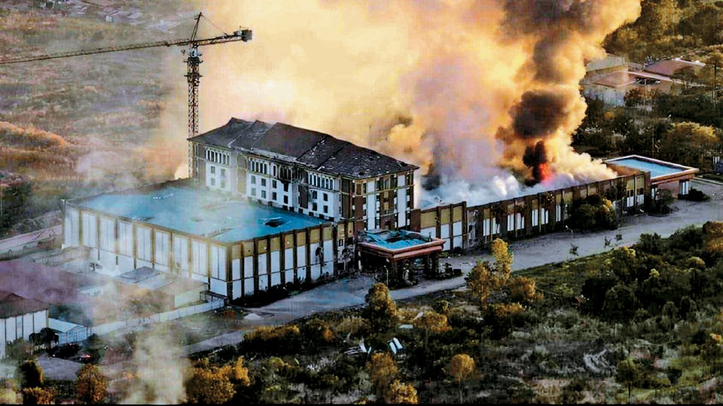 泰國軍方日前在社交網上傳照片，稱坦克部隊炮擊了柬埔寨一座賭場大樓和詐騙分子據點。 