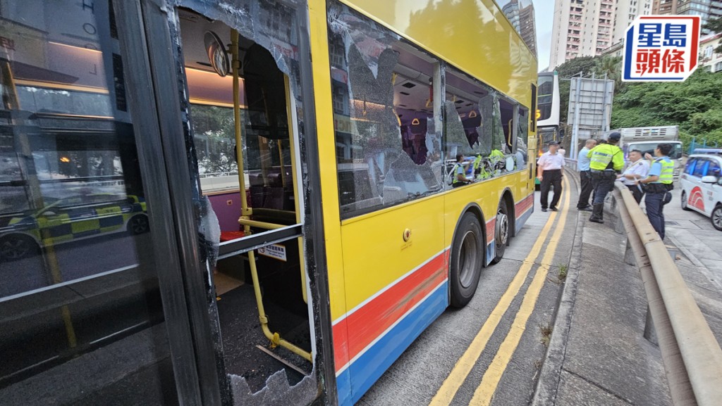780號巴士車門及下層左邊大部分車窗破裂。