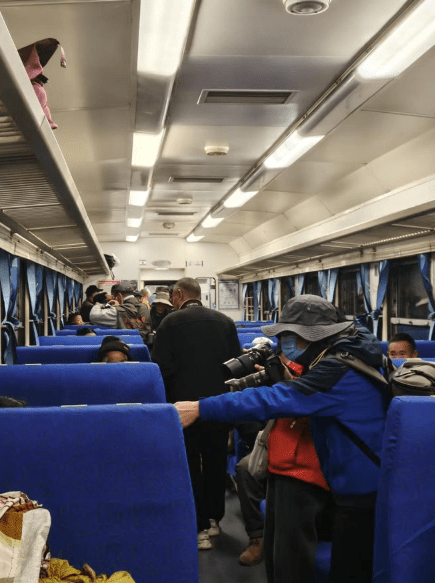 團員不斷拍攝其他乘客。瀟湘晨報 團員不斷拍攝其他乘客。瀟湘晨報