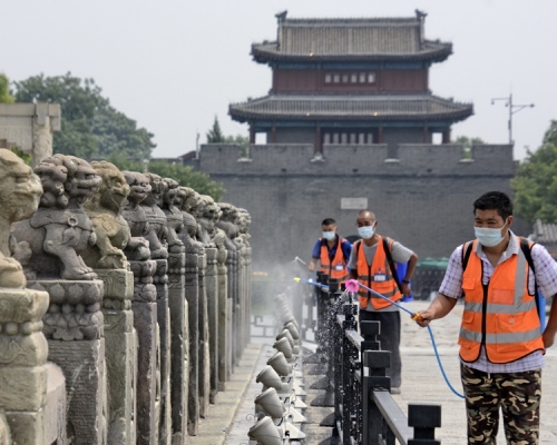 防疫人員在盧溝橋景區進行環境消毒。新華社