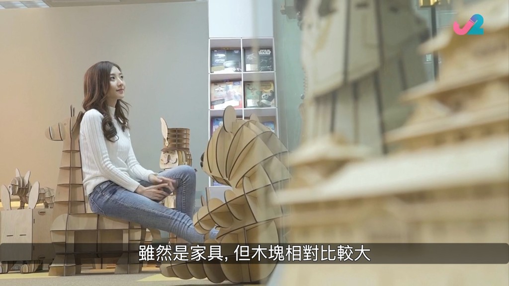 两位主持林颖彤和何依婷在节目内介绍木拼图家品。