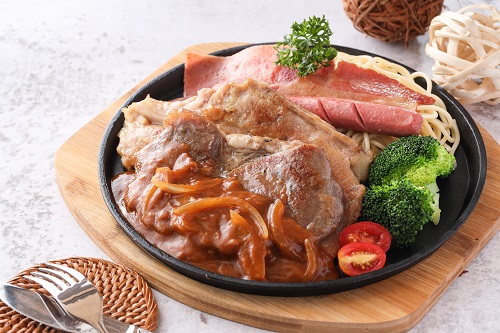 美式什扒配洋蔥汁 $108這裏提供熱辣辣的懷舊鐵板餐。