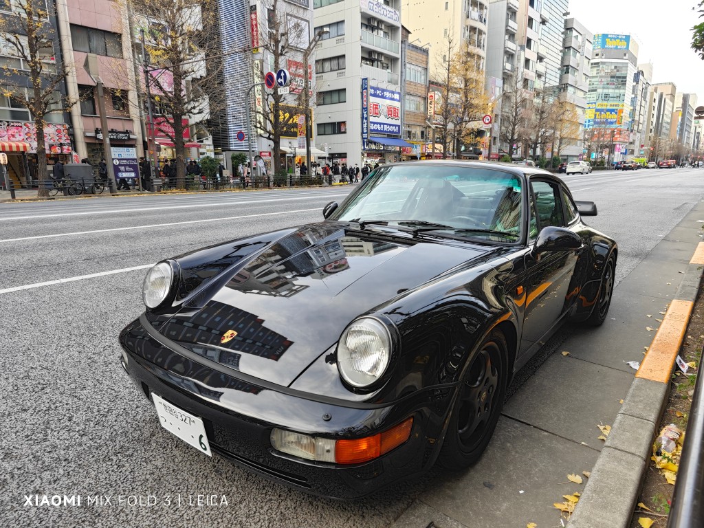 網民於日本街頭拍攝一輛保時捷911Turbo跑車。（微博）