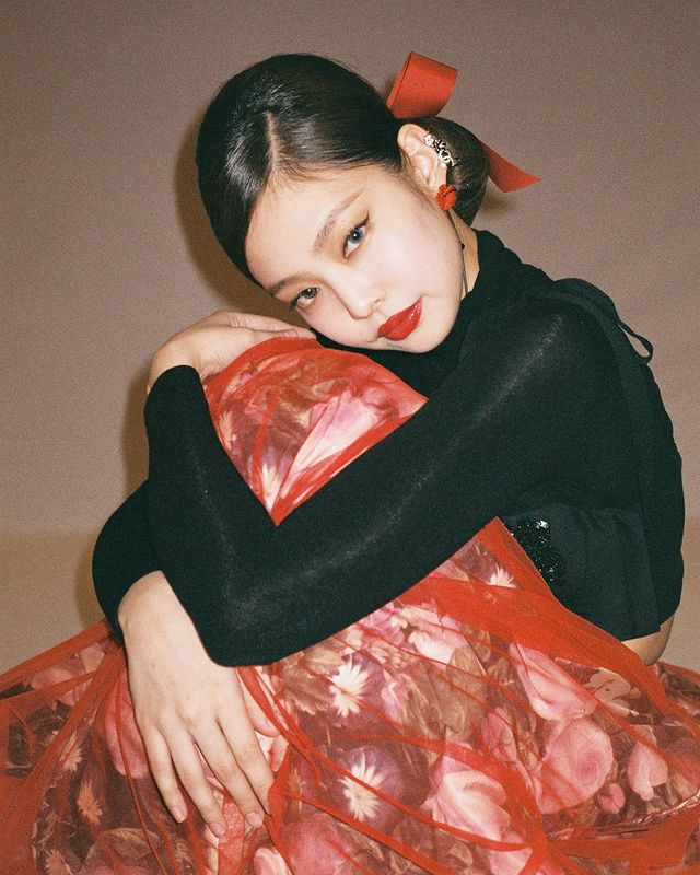 浓妆的Jennie与素颜Look形成强烈对比。