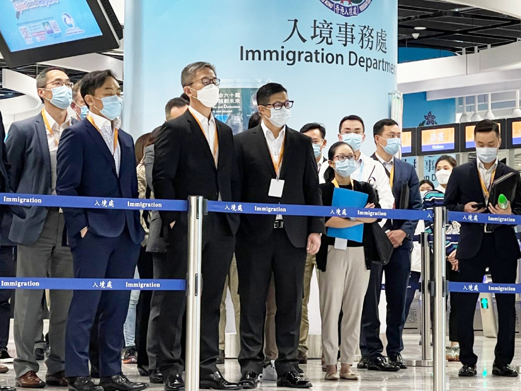 鄧炳強(前排左三)、蕭澤頤(前排左二)等重要官員在場觀摩。