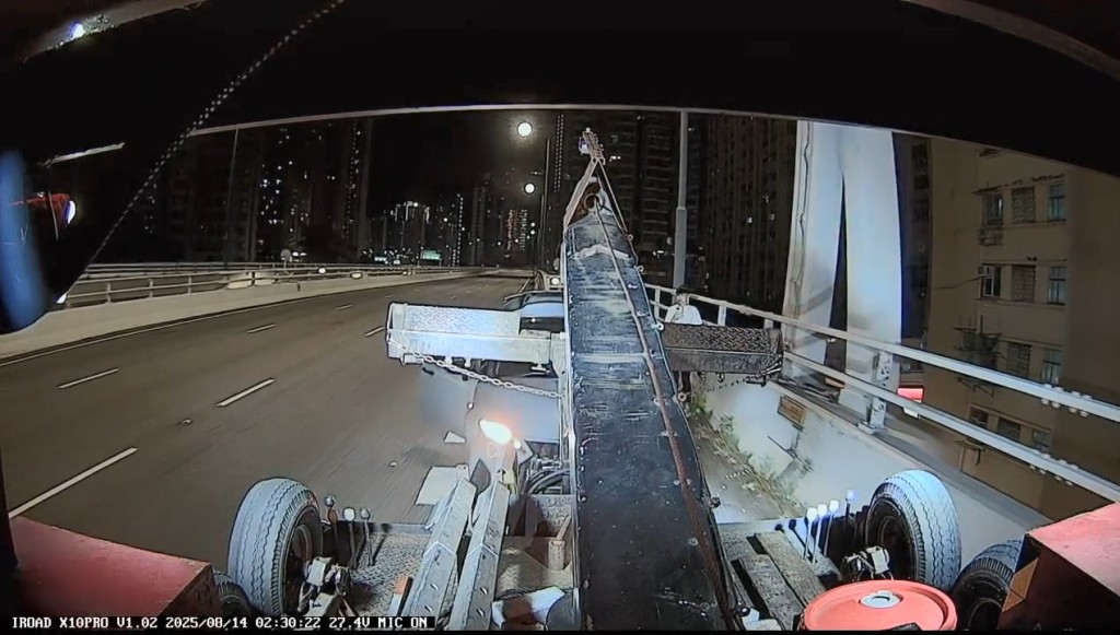 私家車司機從車尾箱取出鐵棍掟向拖車。 私家車司機從車尾箱取出鐵棍掟向拖車。