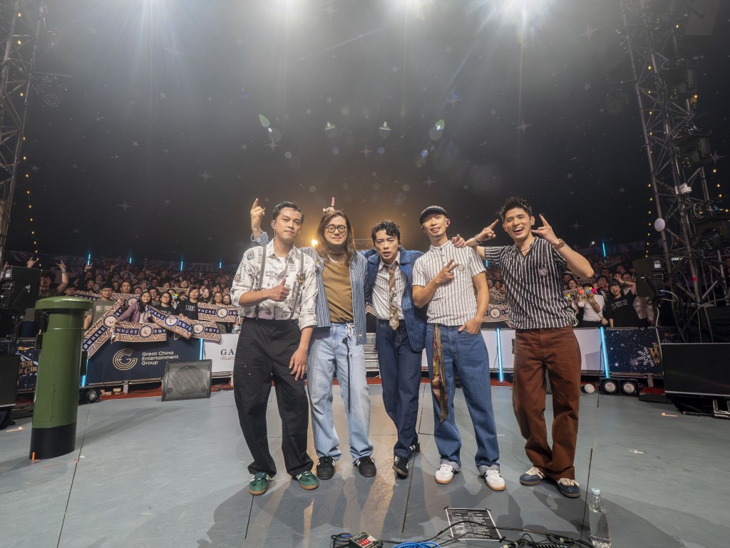 結他手Ken和Bass手Hansun亦上前傍住他繼續表演。 結他手Ken和Bass手Hansun亦上前傍住他繼續表演。