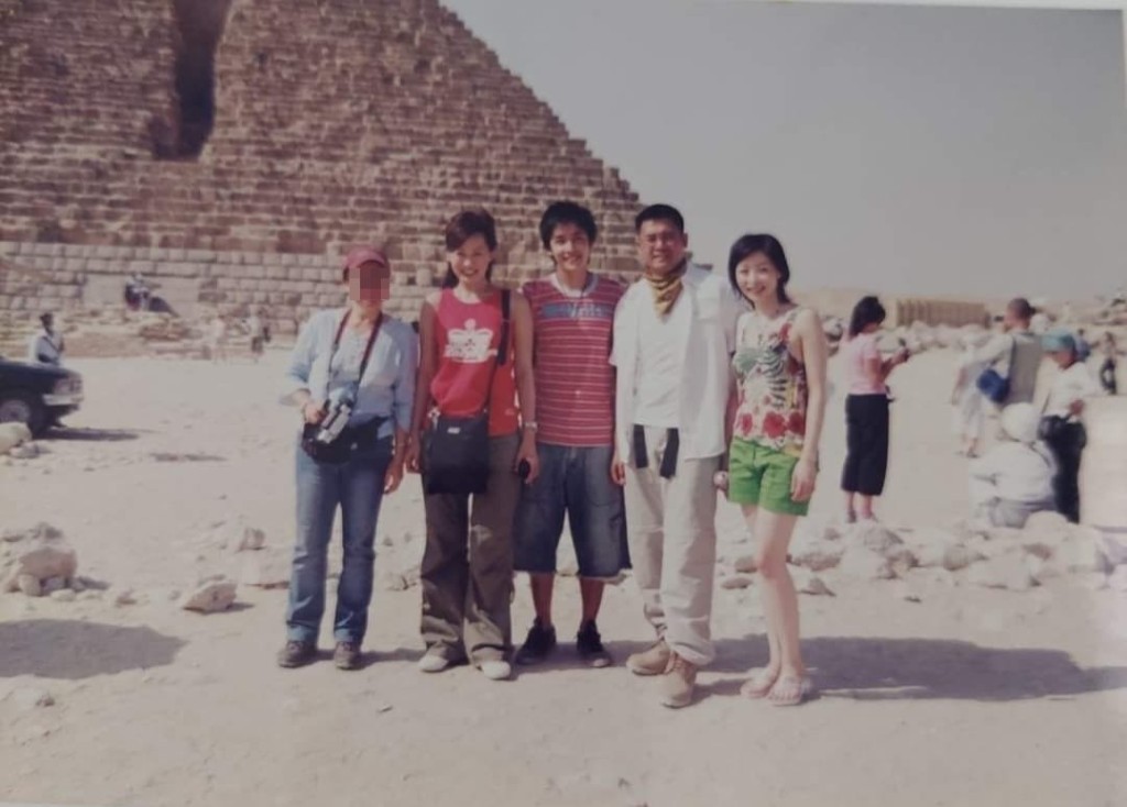 早前有網民貼出19年前在埃及旅行遇到湯盈盈等人的照片，湯盈盈皮膚極白！