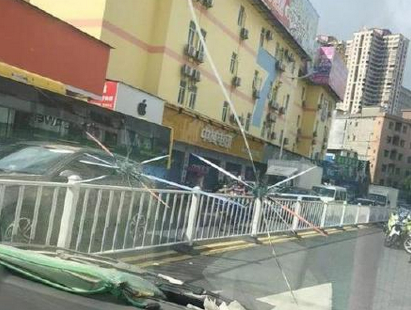 解款車被打爛玻璃窗。網圖