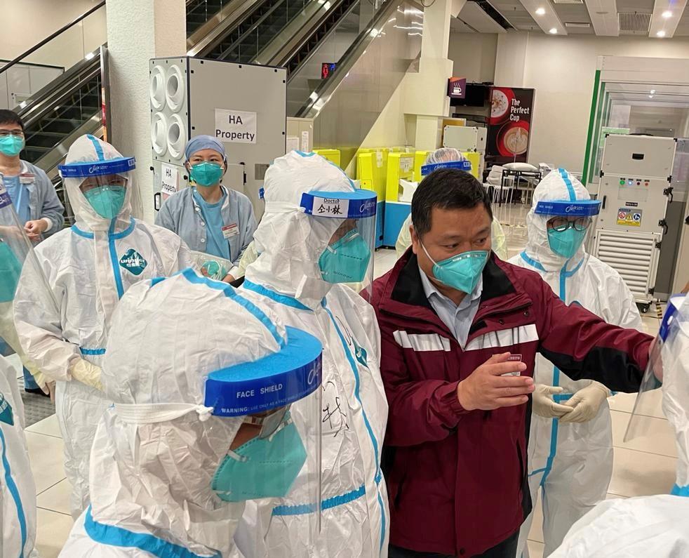 中央政府援港抗疫中醫專家組今日到亞博館了解香港和內地醫護團隊合作治療新冠病人。