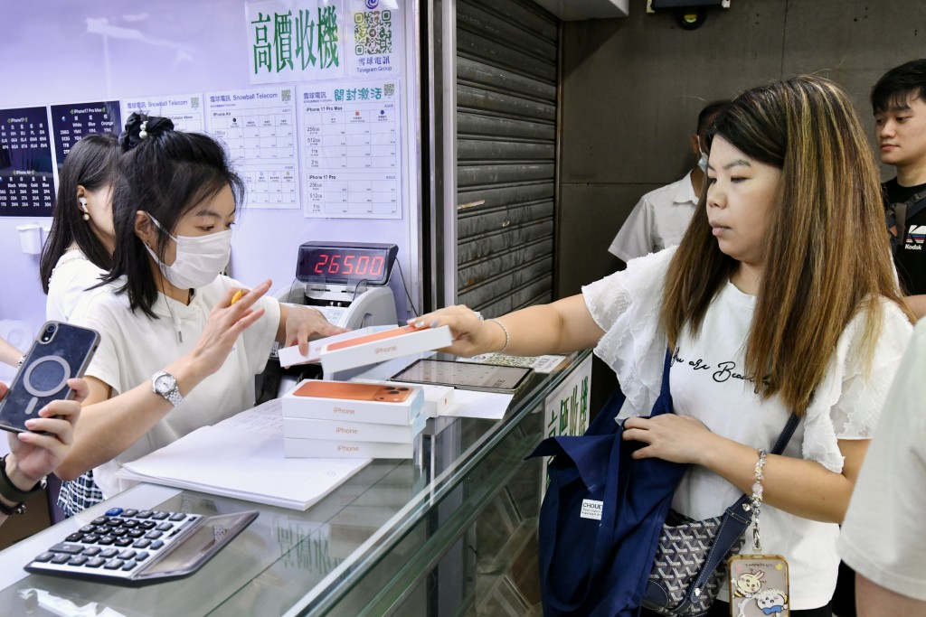 不少巿民到場放機。 不少巿民到場放機。