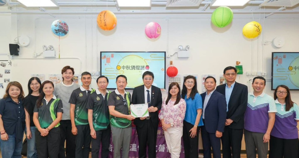 海關義工隊將歡樂將節日氣氛帶到社區。香港海關FB圖片