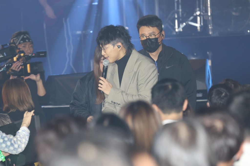 吳業坤整晚不時跟粉絲互動，在唱到《傷心到變形》時就走到台下繞場一周，與粉絲握手，並在頭排觀眾席前面唱歌，全場high爆。