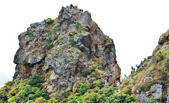 ■羅漢塔形狀奇特，山路陡峭。