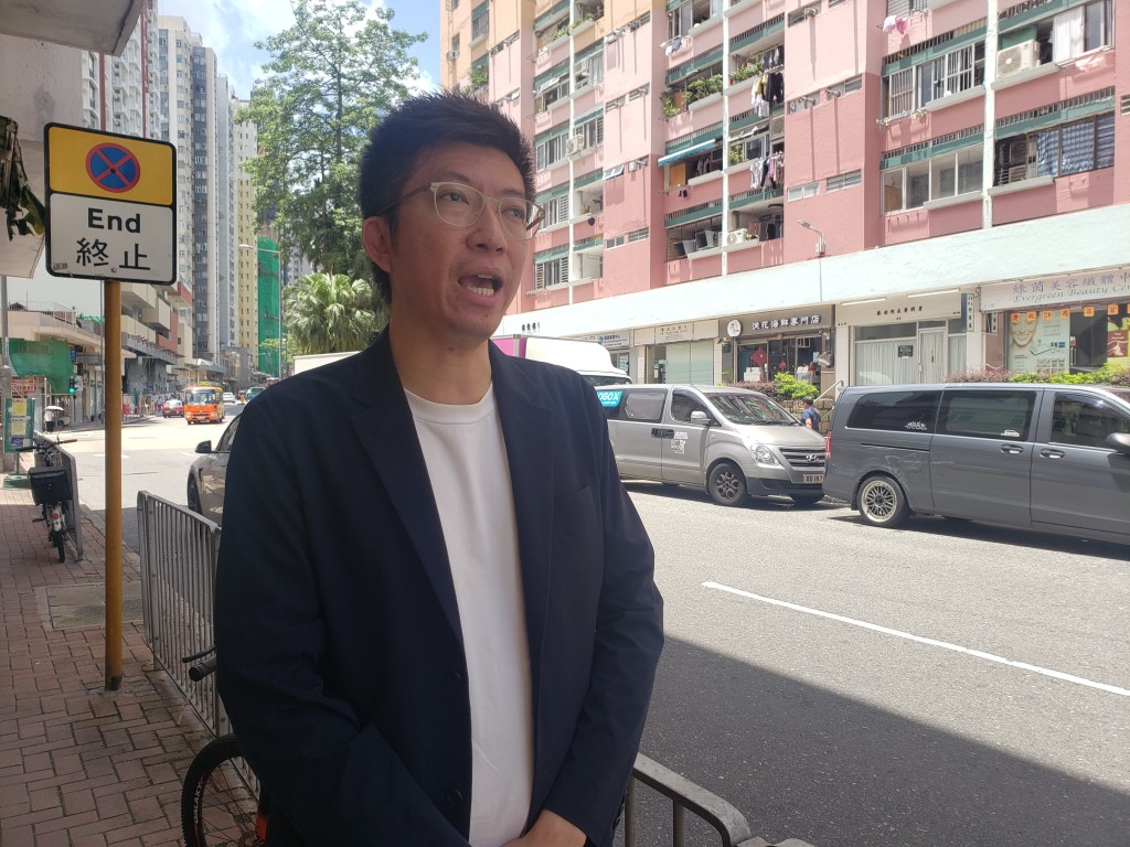 九龍城區議員林博早前在電台表示，接獲約200名居民投訴，指單位水管及內牆滲漏，地磚爆裂、積水令牆身發霉發黑，甚至吽出菇類。