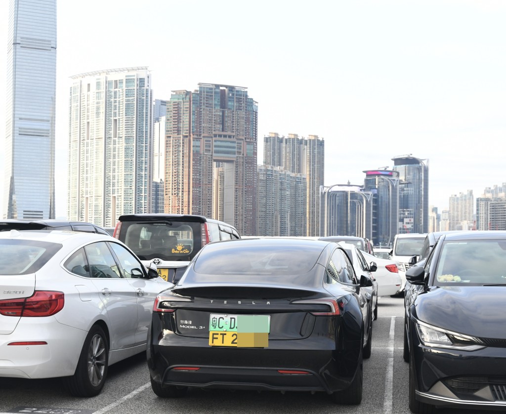 聖誕節中午，港運大廈露天停車場至少有5輛「FT」車牌的粵車停泊。