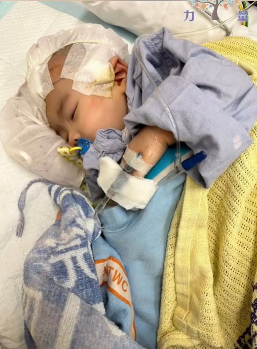 鄧家彪指獲醫生們告知小雪兒手術後，現時狀態非常良好。香港關懷力量FB圖片