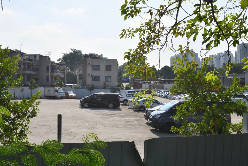 他又建議放寬新界豁免管制屋宇用途,容許村屋全棟作餐廳、度假屋。 他又建議放寬新界豁免管制屋宇用途,容許村屋全棟作餐廳、度假屋。