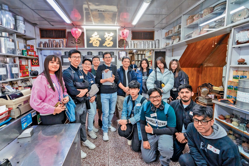 一班非本地大學生參觀九龍城寨主題展覽後走到九龍城體驗。