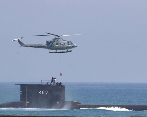 印尼海軍指在峇里海域發現屬於「南伽拉號」潛艇物件，相信該艦已經沉沒。AP資料圖片