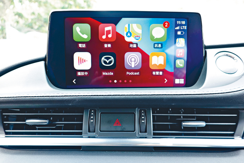 ●8吋輕觸式屏幕支援CarPlay連接功能。