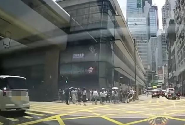 七人車強行左轉，途人紛紛走避。網片截圖