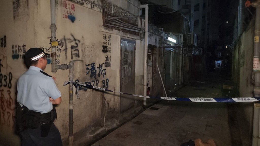 深水埗基隆街後巷可疑男疑偷竊 父子上前阻止 賊人與父同受傷送院。黎志偉攝