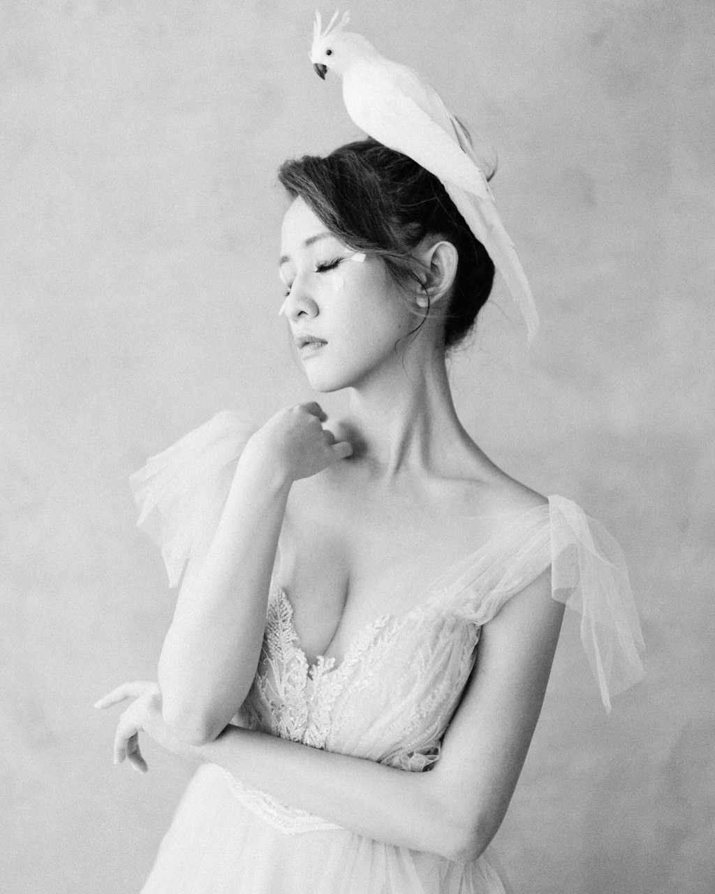 梁菁琳换上多件Deep V纯白礼服。