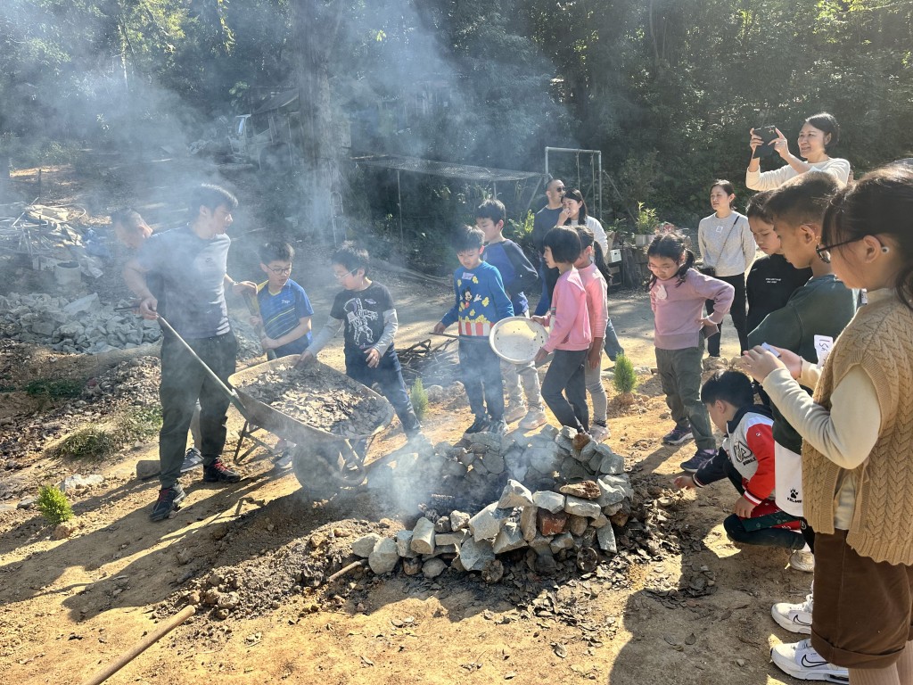 土窯煨番薯/烤雞party,在過程中體驗以打火石及鑽木取火,學習生火技巧。(圖片來源:受訪者提供) 土窯煨番薯/烤雞party,在過程中體驗以打火石及鑽木取火,學習生火技巧。(圖片來源:受訪者提供)