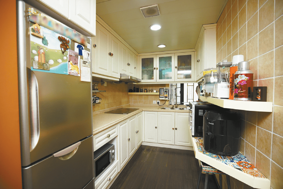 廚房空間闊落，貯物空間充足。