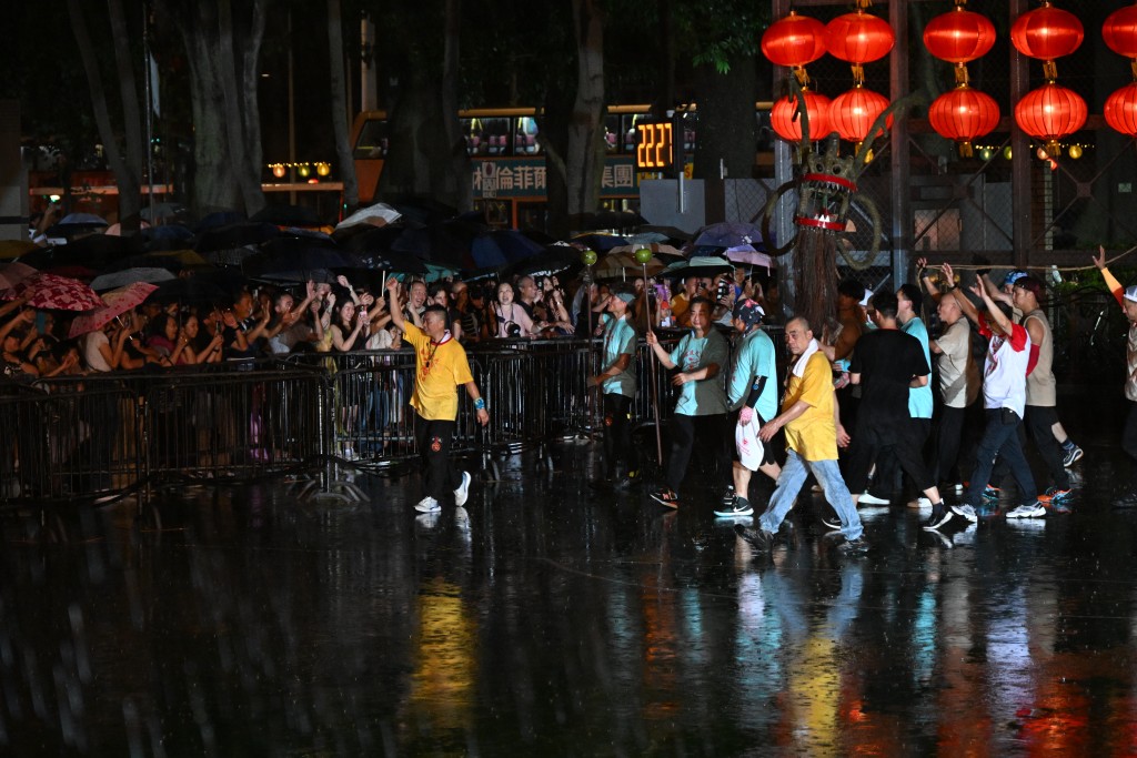 大火龙雨中起龙。