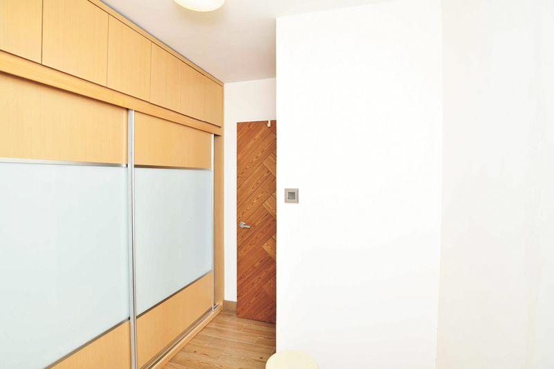 房間配有以趟門設計的嵌入式衣櫃，可收納大量衣物。