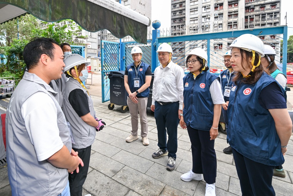 卓永興(右三)和麥美娟(右二)給地區服務及關愛隊伍義工打氣。旁為民政事務總署署長杜潔麗(右一)。 卓永興(右三)和麥美娟(右二)給地區服務及關愛隊伍義工打氣。旁為民政事務總署署長杜潔麗(右一)。