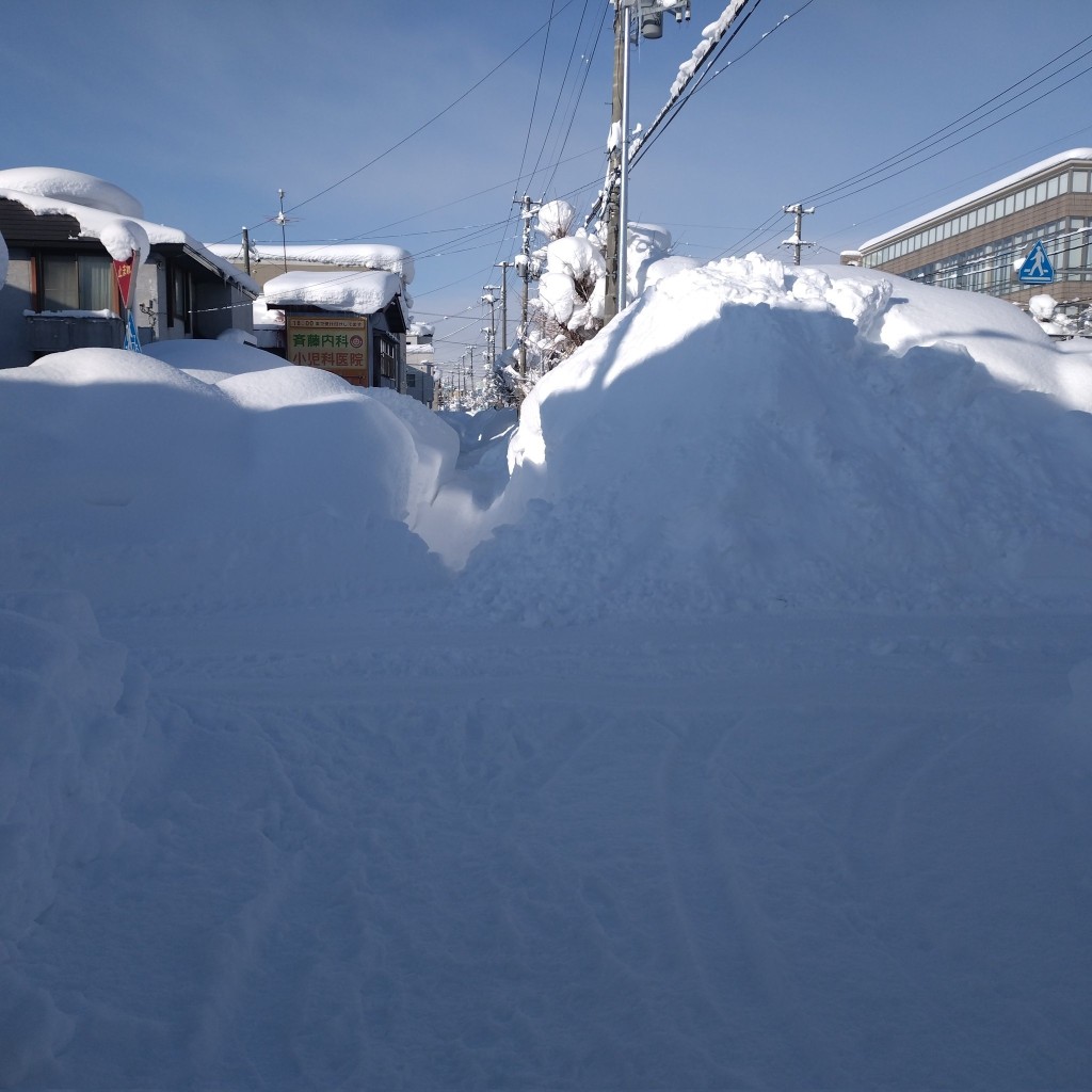 青森地區遭遇世紀大雪，積雪高度超過一個成人身高。X@Omoiden