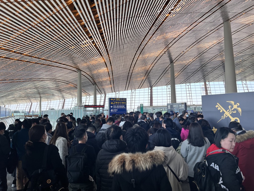 北京首都機場，大批旅客等候入境。郭詠欣攝