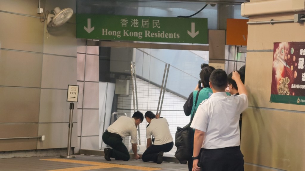 踏入清晨6時30分,舊皇崗口岸「落閘」關閉,結束歷史使命。黎志偉攝 踏入清晨6時30分,舊皇崗口岸「落閘」關閉,結束歷史使命。黎志偉攝