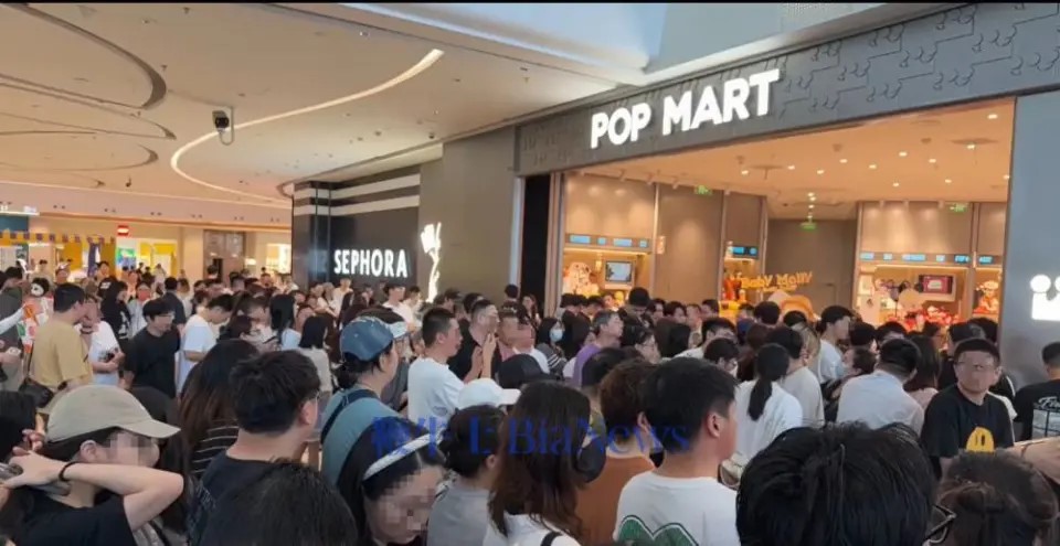 大批顧客排隊數小時等杭州的泡泡瑪等新店開張。小紅書 大批顧客排隊數小時等杭州的泡泡瑪等新店開張。小紅書