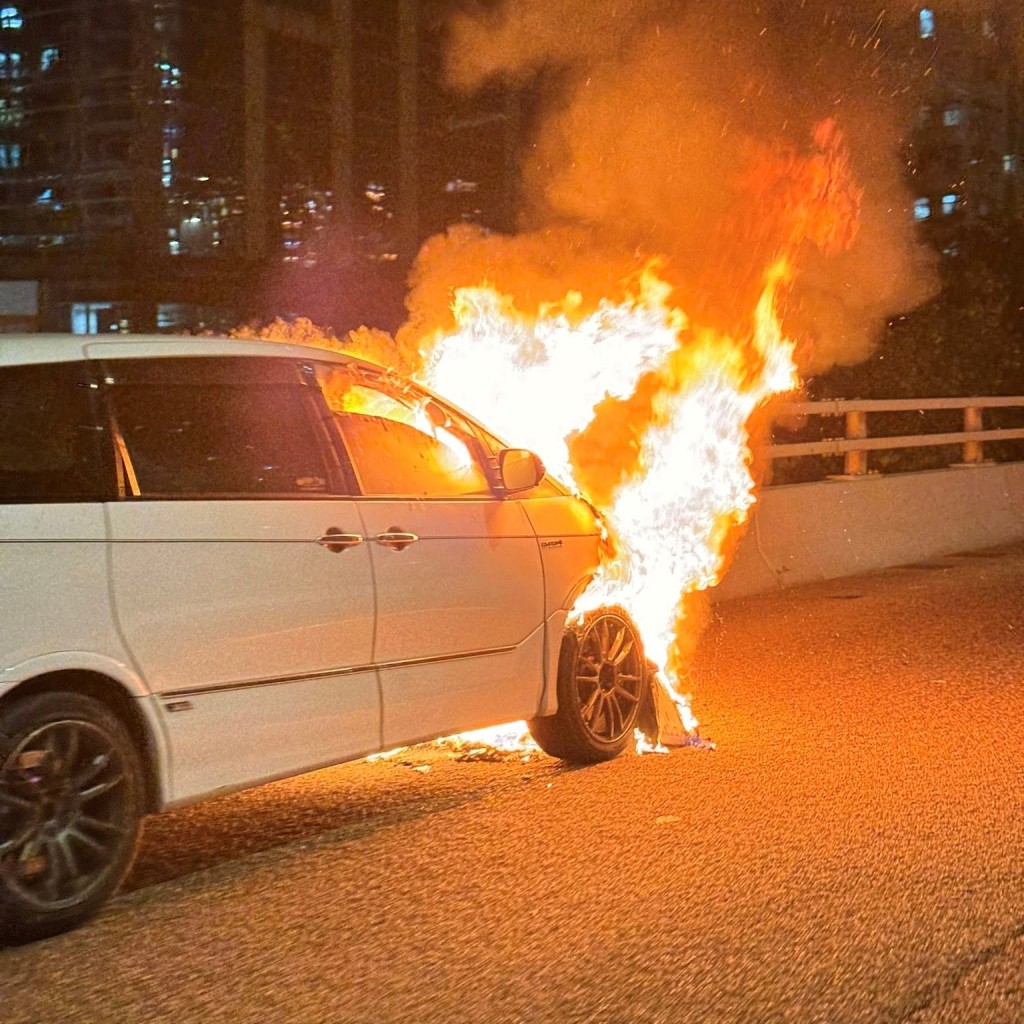 車頭位置火光熊熊。FB:Kelvin So@車Cam L(香港群組) 車頭位置火光熊熊。FB:Kelvin So@車Cam L(香港群組)