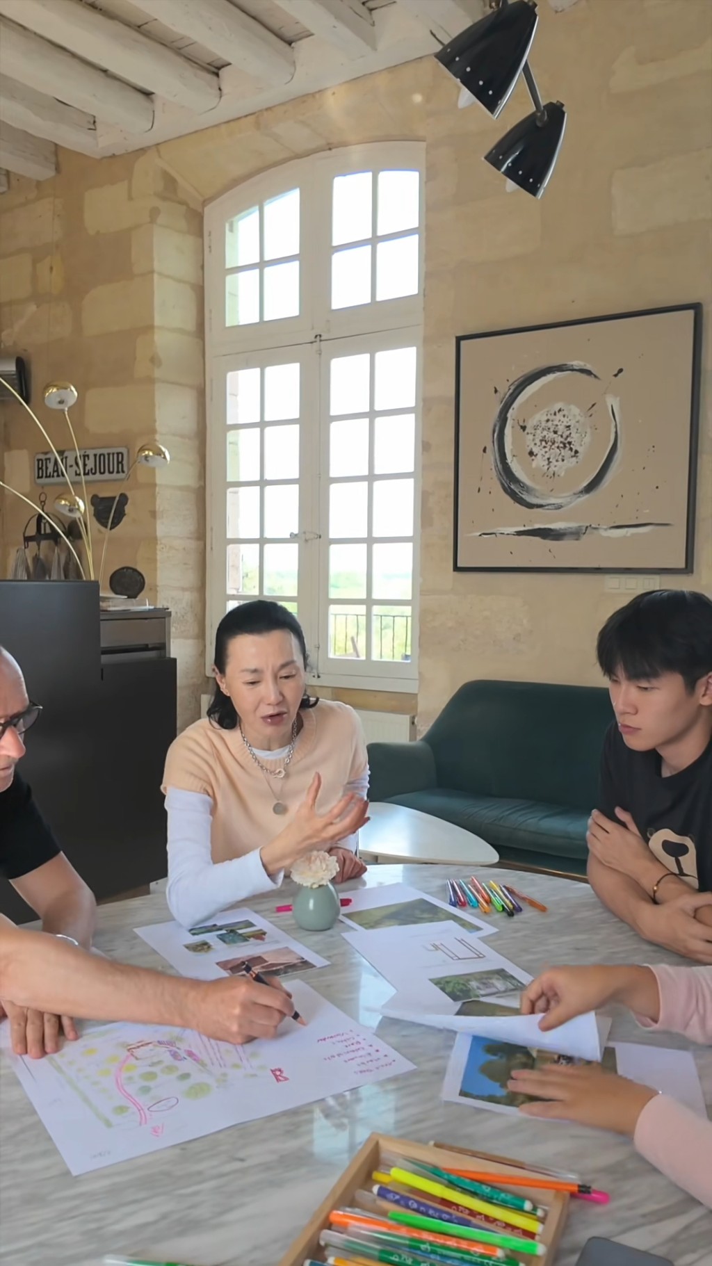 張曼玉認真為花園建設開會。 張曼玉認真為花園建設開會。