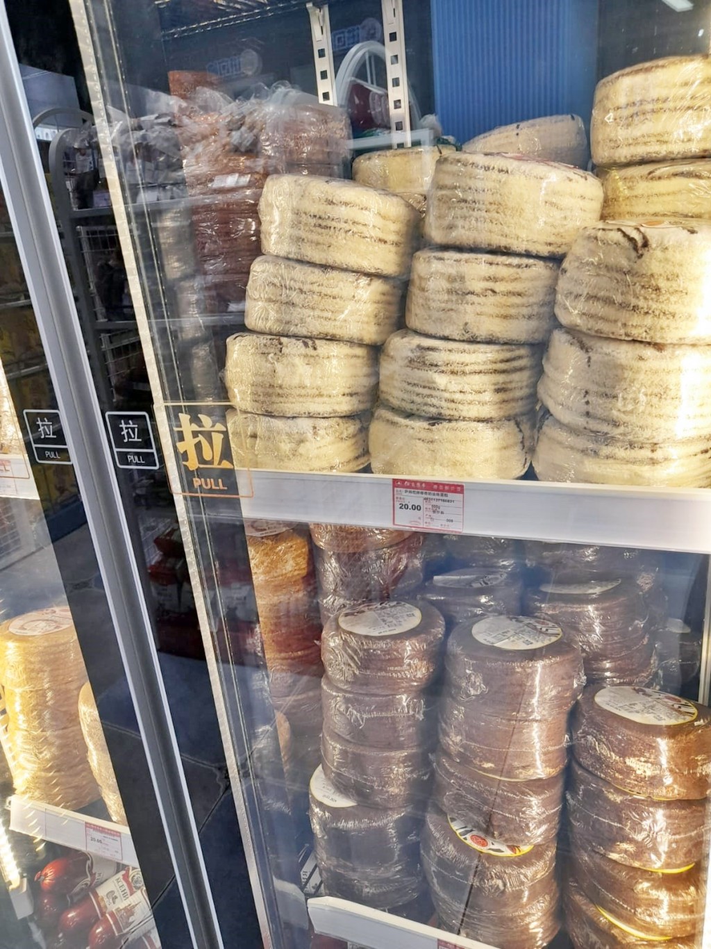 「俄貨集市」凍櫃內的糕點。