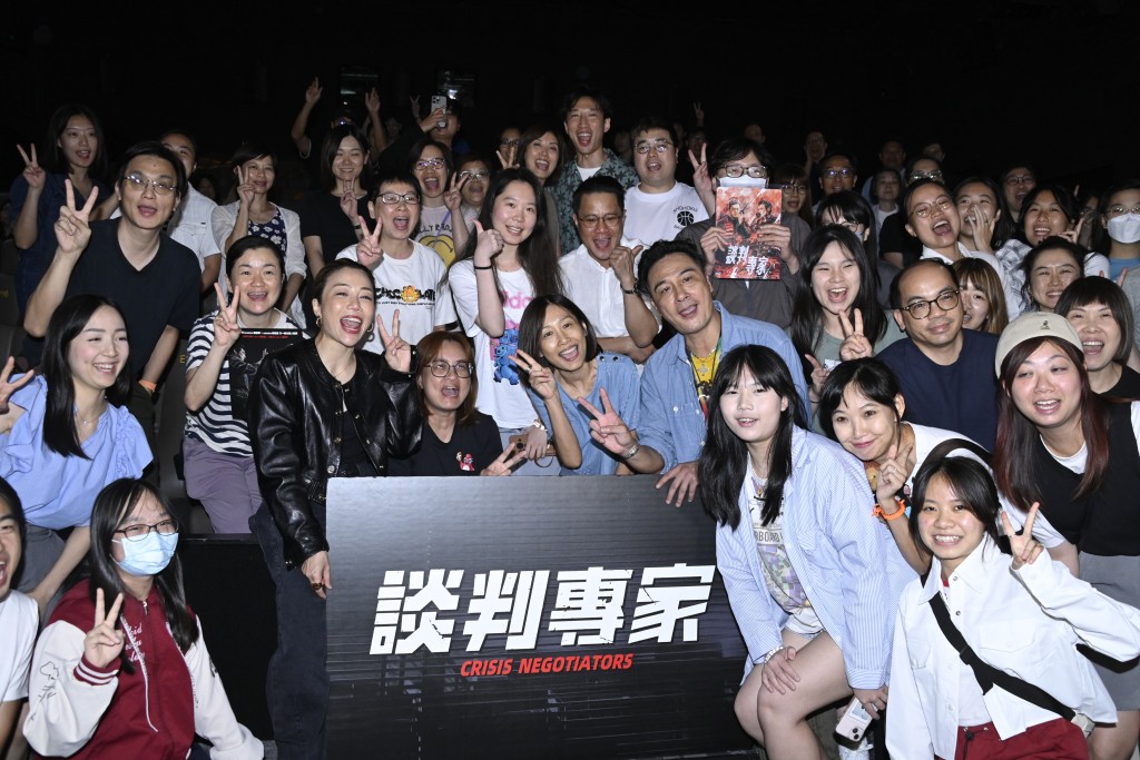 有份演出的吴镇宇与彭秀慧昨晚到戏院谢票。