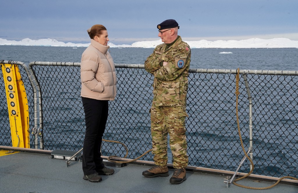 弗雷德里克森（左）在格陵蘭努克附近水域，與北極司令部指揮官安德森國防檢查船交談。路透社