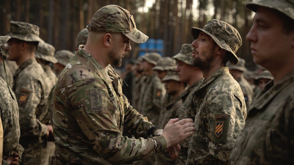 烏克蘭新兵出席慶祝訓練結束的儀式。 美聯社
