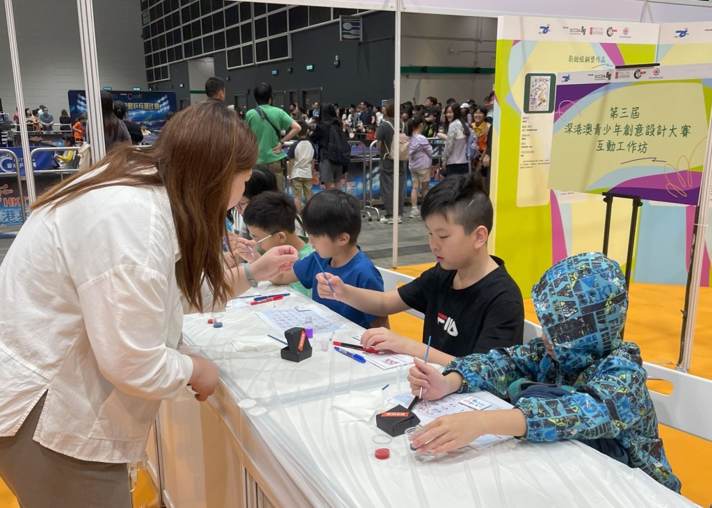 「傳耆」指導的小巴牌鎖匙扣工作坊。 「傳耆」指導的小巴牌鎖匙扣工作坊。