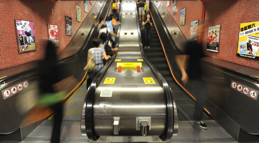 香港人搭扶手电梯一向有左行右企的习惯。资料图片