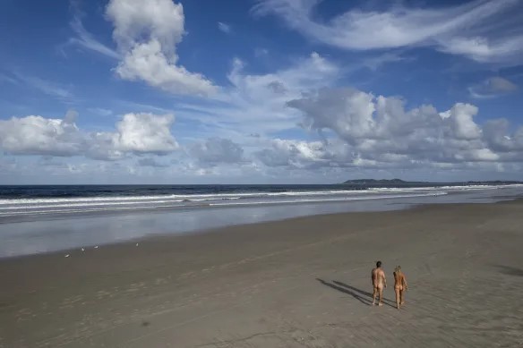 澳洲知名天體海灘恐不保 千餘支持者連署捍衛「裸泳權」 | 星島日報