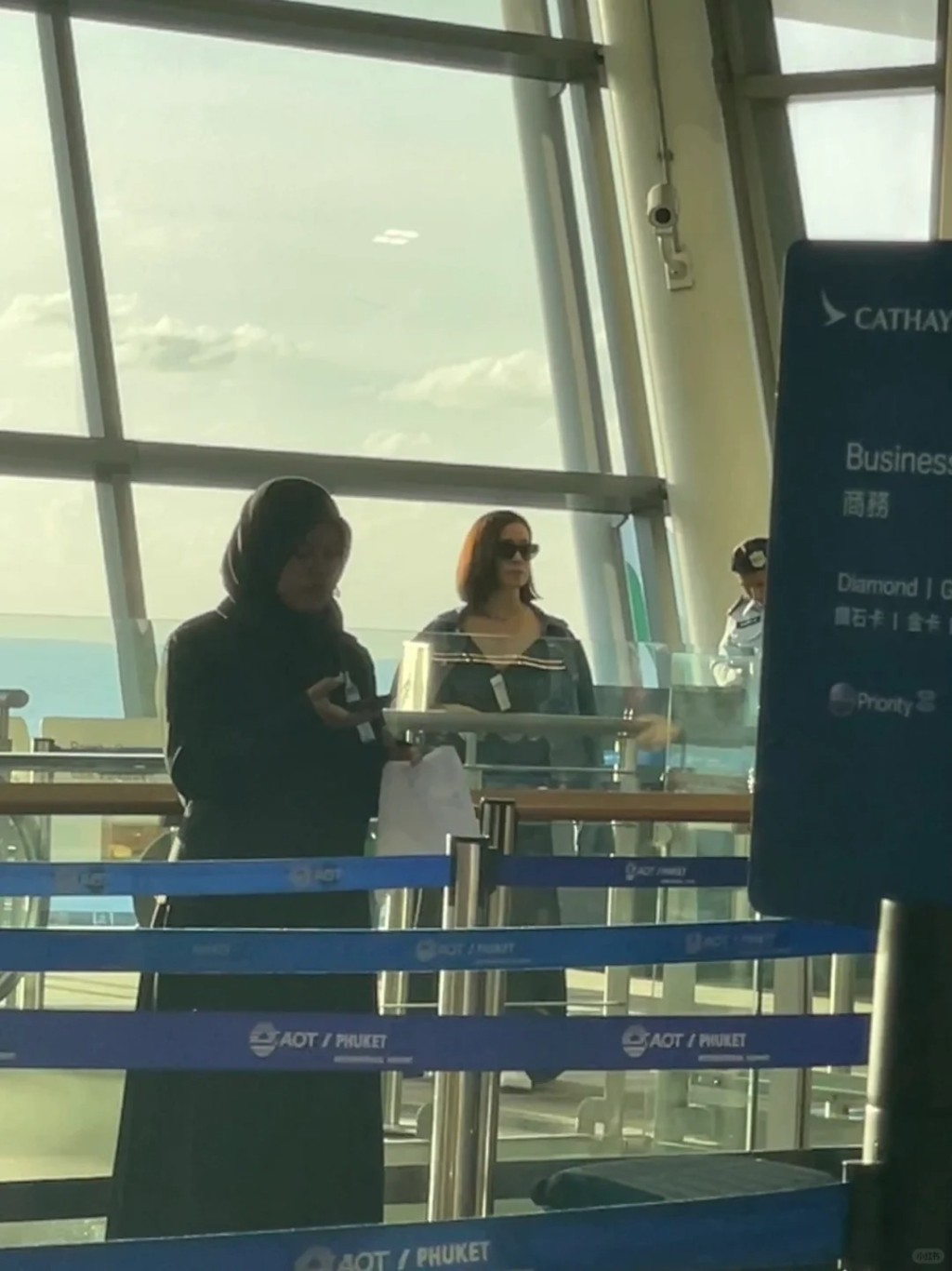 佘诗曼进入机场禁区准备登机。