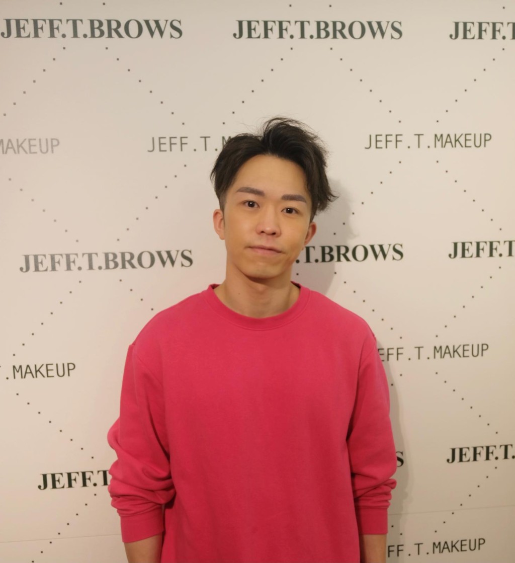 郑衍峰亦找Jeff设计眉形及接受飘雾眉疗程。