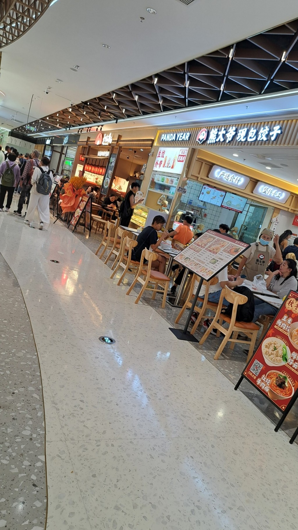 羅湖口岸再有全新美食廣場「粵港新天地」登場，有逾30間食肆及零售店進駐。
